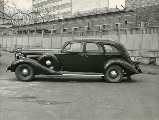 Шесть фотографий автомобилей ГАЗ-М1, ЗИС-101, ЗИС-110. [Середина 1970-х гг.].